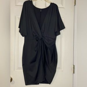 Low-V neck tie dress with a slit
